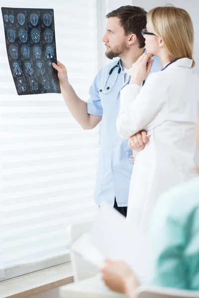 Interpretación de la exploración del cerebro — Foto de Stock