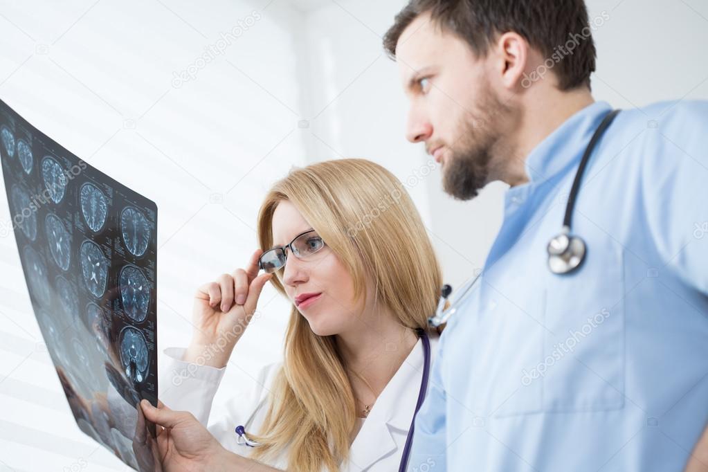 Neurologists reading brain MRI