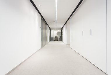 Ofis Binası uzun koridor