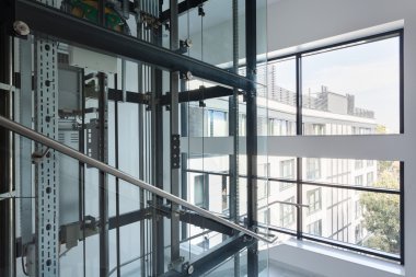 Modern iş ofis asansörde