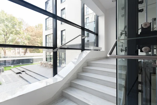 Escaleras en edificio corporativo — Foto de Stock