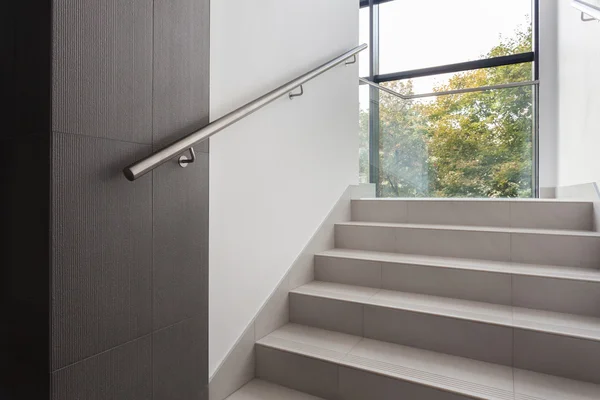 Treppe im Bürogebäude — Stockfoto