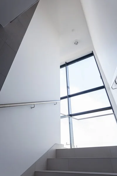 Лестница в бизнес-здании — стоковое фото
