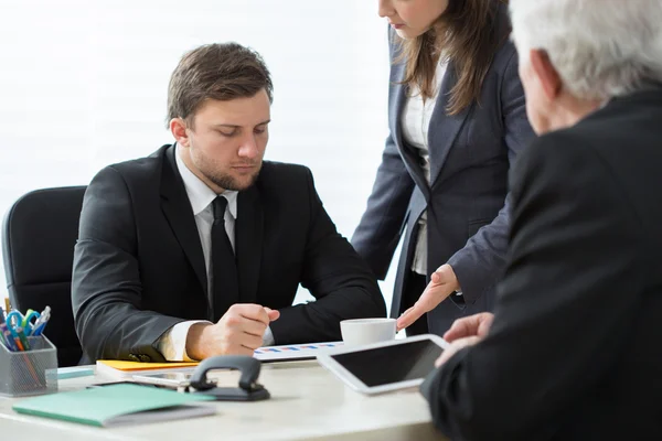 Consulting with businesswoman — Stock Photo, Image