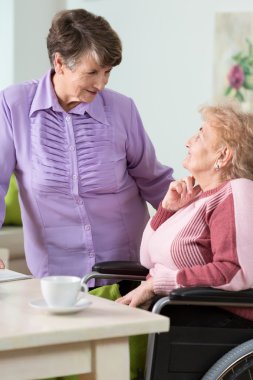 Tekerlekli sandalye kullanan üst düzey kadın