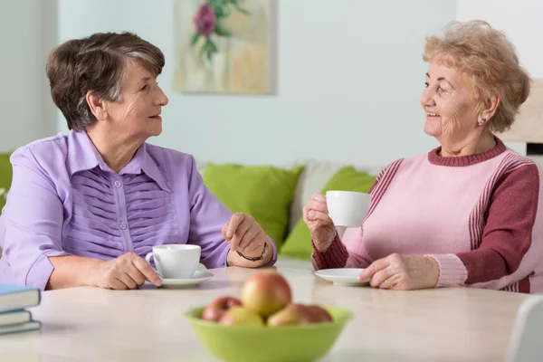 Äldre kvinnor dricker kaffe — Stockfoto