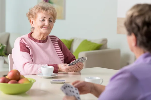 Seniorinnen spielen Karten — Stockfoto