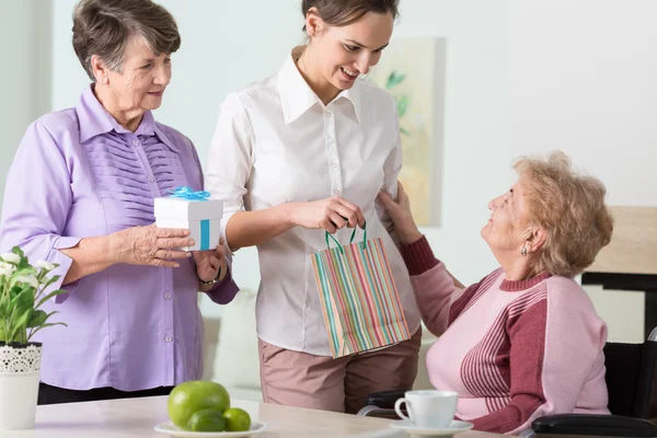 Familie besucht Frau, die Geburtstag hat — Stockfoto