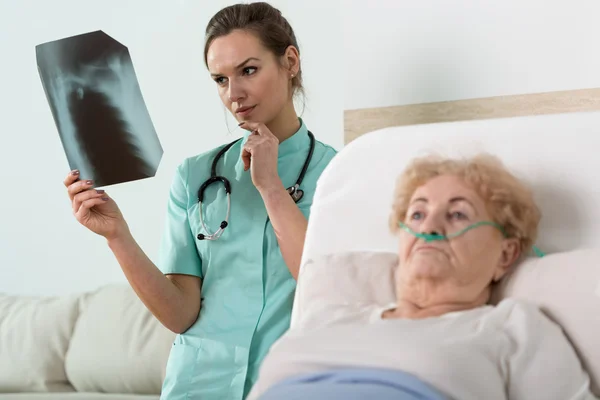 Lékaři sledují rentgenové fotografie — Stock fotografie