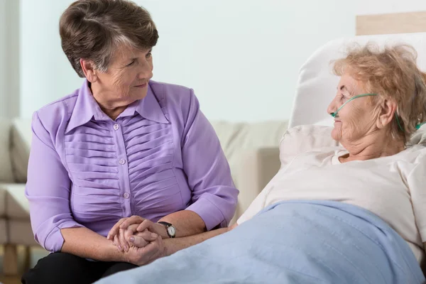 Senior vrouw zorgzame over zuster — Stockfoto