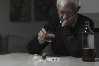 Yaşlı adam bağımlısı