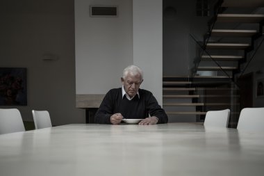 Yaşlı adam yemek yemek 