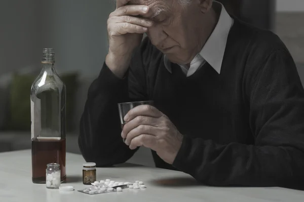 Widower use drugs and alcohol — Stock Photo, Image