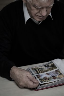 Dul içinde yas izlerken fotoğraf