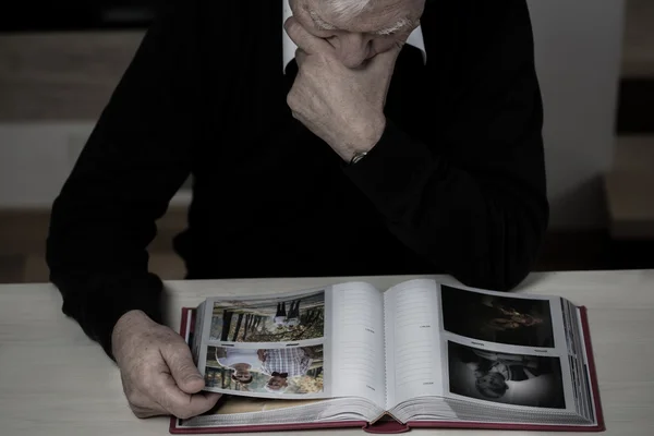 Un homme âgé se souvient de souvenirs — Photo