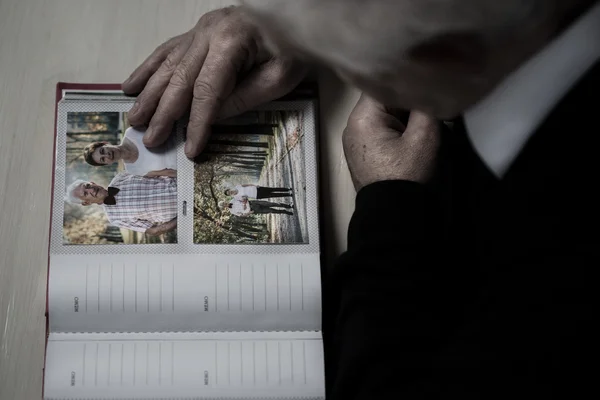 Sénior se lembra de memórias de sua esposa — Fotografia de Stock