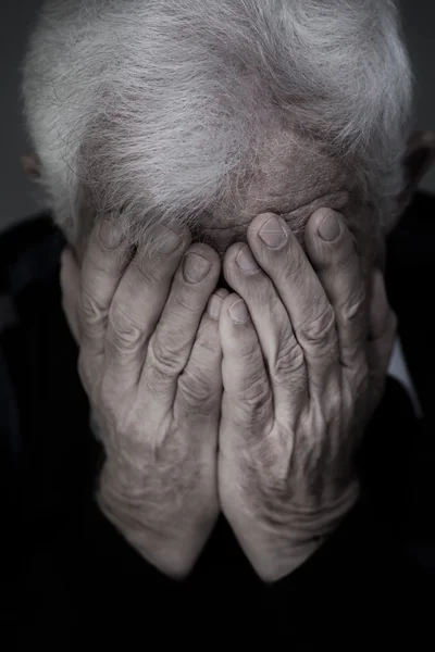 Ağlayan yaşlı adam — Stok fotoğraf