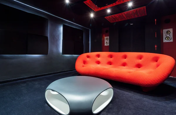 Rode sofa op home cinema — Stockfoto