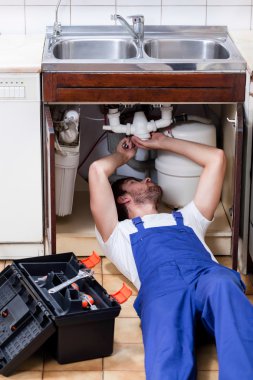 Lavabo tamiri sırasında tesisatçı 