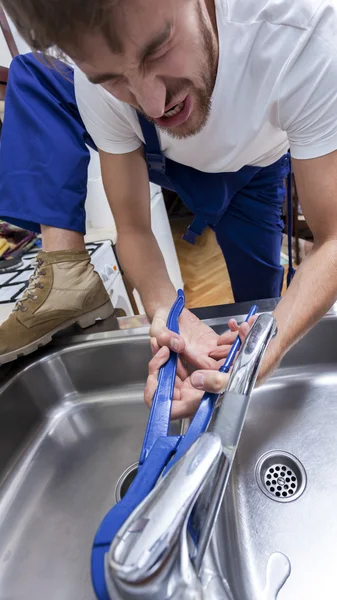 Mutfak katta oturan ev erkeği