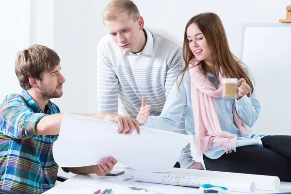 Equipo de arquitectura trabajando juntos — Foto de Stock