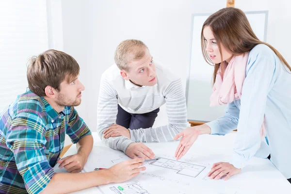 Arquitectos trabajando en un nuevo proyecto — Foto de Stock