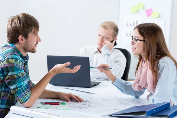 Architektonische Mitarbeiter bei der Arbeit — Stockfoto