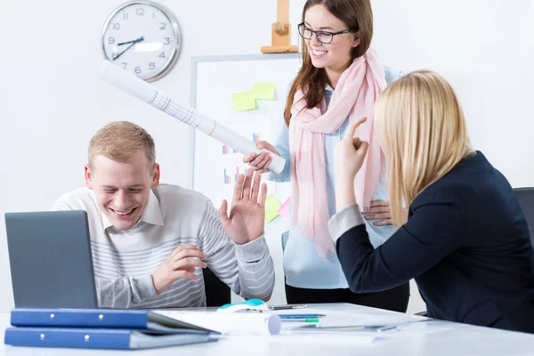 Lavoratori divertirsi in ufficio — Foto Stock