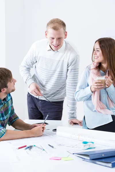 Jóvenes empleados en la oficina de arquitectura — Foto de Stock