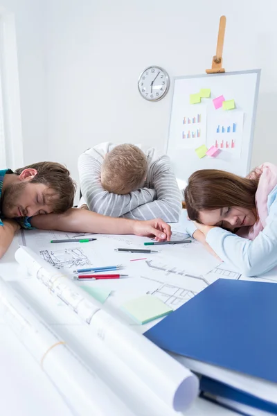 Equipo arquitectónico durmiendo después de una larga noche — Foto de Stock