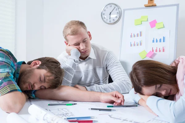 Empleados después de la noche en el trabajo —  Fotos de Stock