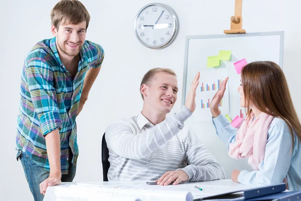 Equipo joven de arquitectura en la oficina — Foto de Stock