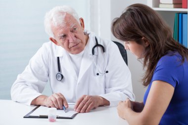 Genç kadın doktoru ziyaret