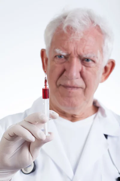 Médico profissional sénior — Fotografia de Stock