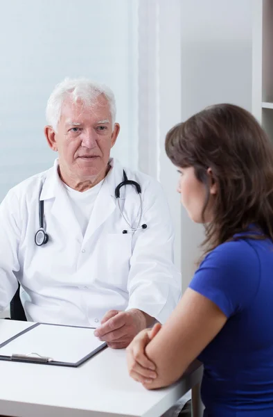 Jeune femme rendant visite à son médecin — Photo