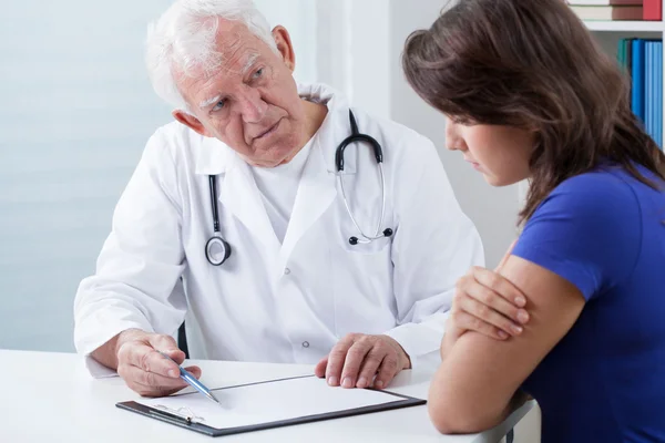 Mujer joven visitando a su médico —  Fotos de Stock