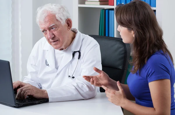 Jeune femme rendant visite à son médecin — Photo