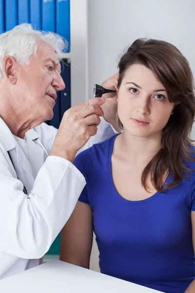 Mujer joven visitando a su médico — Foto de Stock