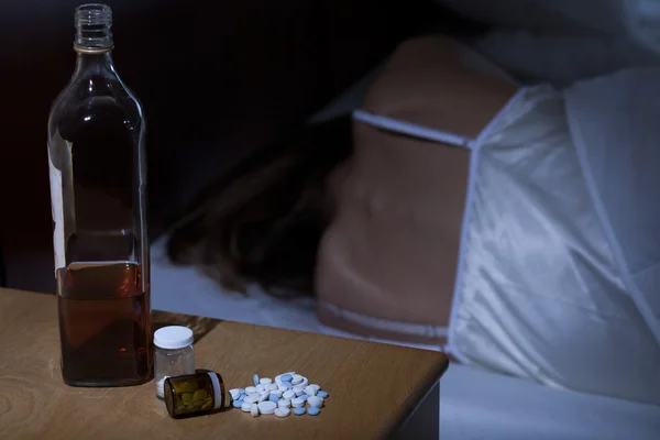 薬剤およびアルコールに常習している女性 — ストック写真