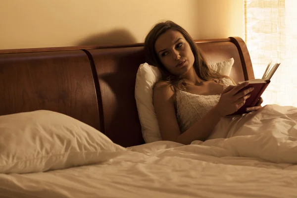 Ensam kvinna i sängen — Stockfoto