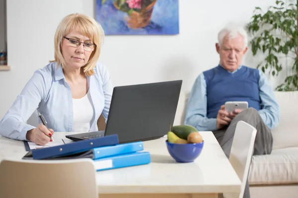 Two elderly colleagues — Stock Photo, Image