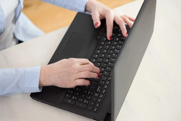 Writing on laptop — Stock Photo, Image