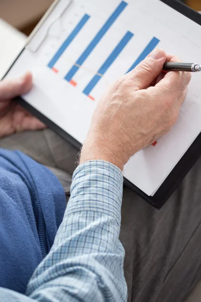 Kijken naar grafieken — Stockfoto