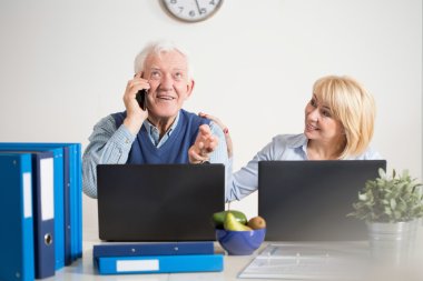 İki yaşlı arkadaşları