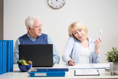 İki yaşlı arkadaşları