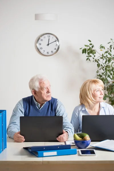 Two elderly colleagues — Stock Photo, Image