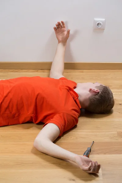 Eletrocutado homem deitado no chão — Fotografia de Stock