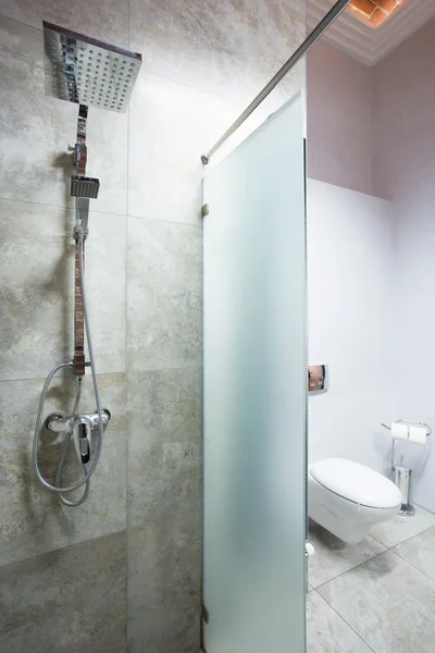 Przestrzeń prysznic w łazience — Zdjęcie stockowe
