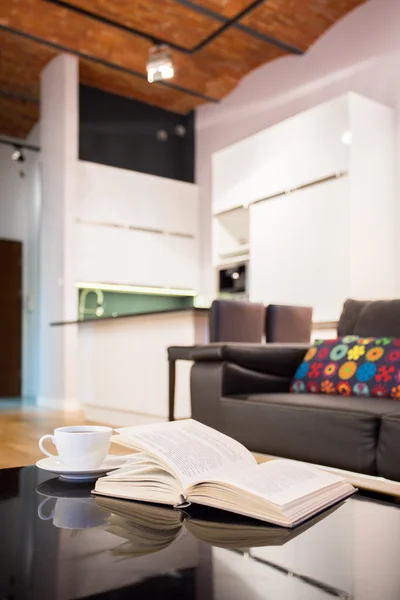 Boek op een tafel in appartement — Stockfoto