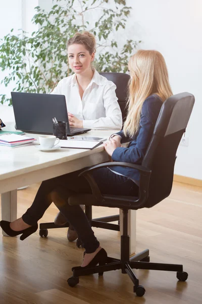 Les femmes dans le bureau — Photo